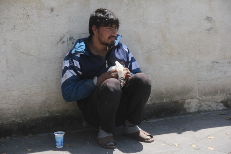 Sokakta Kalan Yabancı Uyruklu Gence Polis Sahip Çıktı