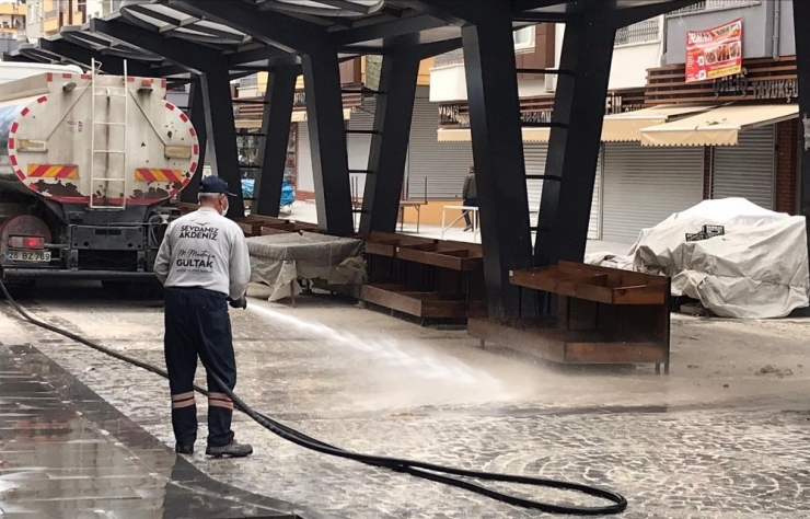 Akdeniz Sokaklarında Dezenfekte Çalışmaları Sürüyor