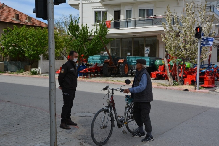 Kısıtlamaya Rağmen Dışarı Çıktılar, Cezayı Yediler