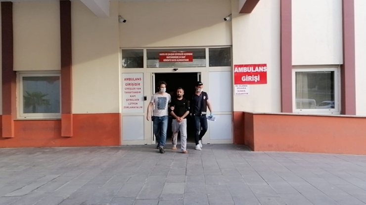 Karısı Ve Baldızını Bıçakladı, Kanlı Eşofmanıyla Polise Teslim Oldu