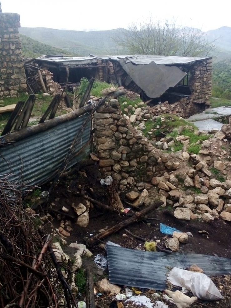 Gercüş’te Yağışlardan Dolayı Toprak Evler Çöktü