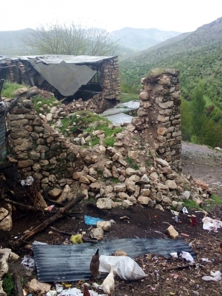 Gercüş’te Yağışlardan Dolayı Toprak Evler Çöktü