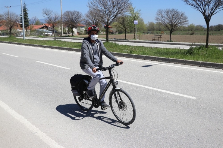 Bisikletiyle 28 Kilometre Yol Giderek Öğrencilerine Kitap Dağıtıyor