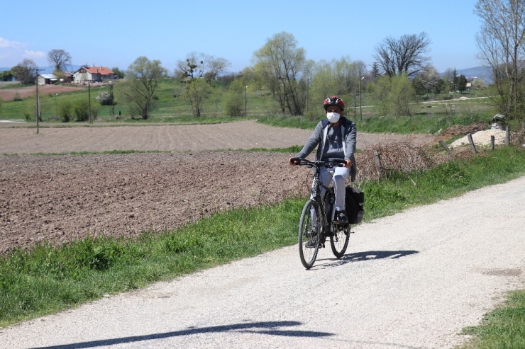 Bisikletiyle 28 Kilometre Yol Giderek Öğrencilerine Kitap Dağıtıyor
