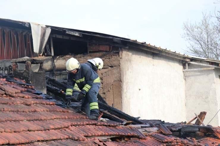 Bolu’da, Odunluk Yangını Kısa Sürede Söndürüldü