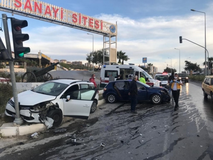 Kuşadası’nda Trafik Kazası: 2 Yaralı