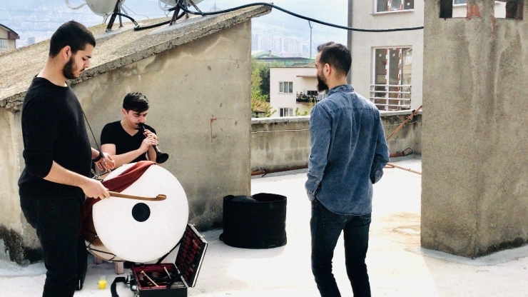 Bursa’da Karantina Altındaki Kuzenler İftarı Davullu Zurnalı Bekledi