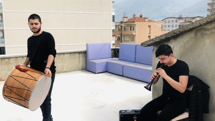 Bursa’da Karantina Altındaki Kuzenler İftarı Davullu Zurnalı Bekledi