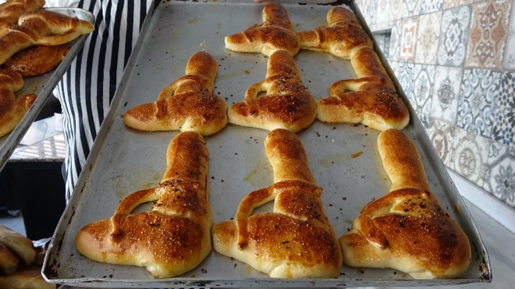 Çocuklara Tabanca Şeklinde Poğaça Yapıp 100 Yıllık Geleneği Sürdürüyor