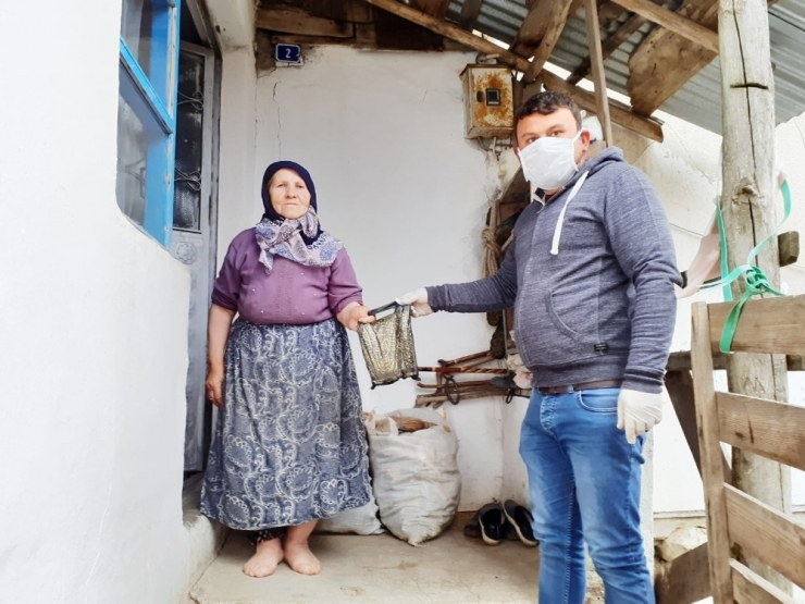 Muhtardan Köylülere Ücretsiz Dezenfektan Seti