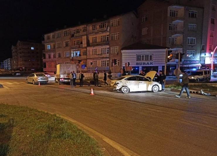 Kavşakta İki Otomobil Çarpıştı: 3 Yaralı