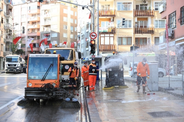 Denizli’de Tüm Cadde Ve Sokaklar Dezenfekte Edilmeye Devam Ediyor