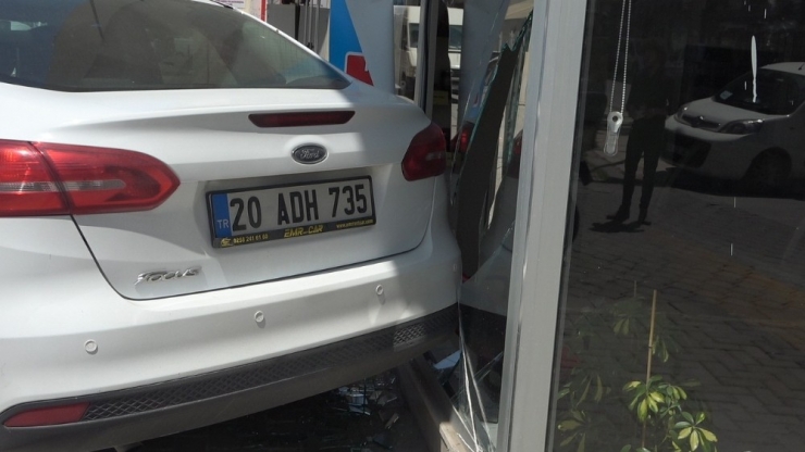 Kontrolden Çıkan Otomobil Dükkana Girmek Üzereyken Son Anda Durabildi