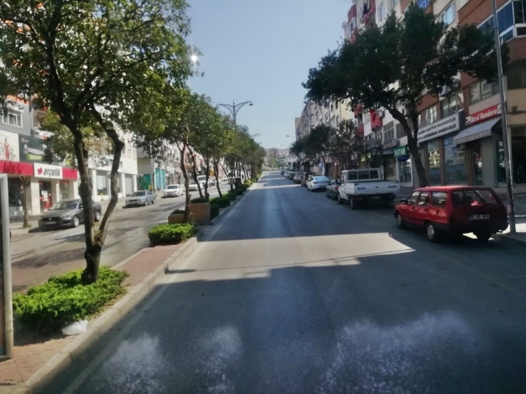 Aliağa’da Apartmanlara Dezenfekte İşlemi Sürüyor