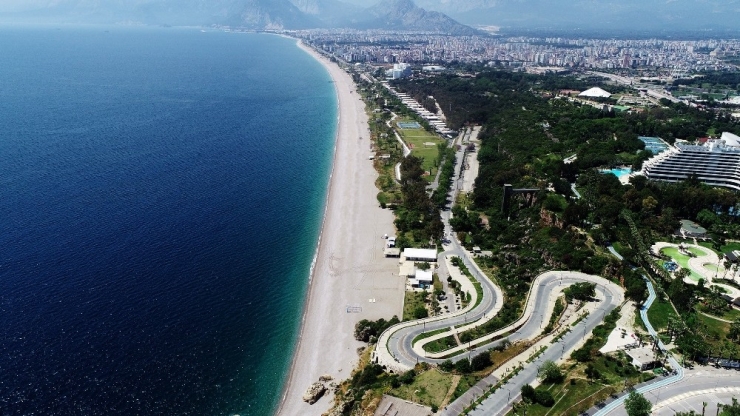 Dünyaca Ünlü Konyaaltı Sahili 28 Gündür Kapalı