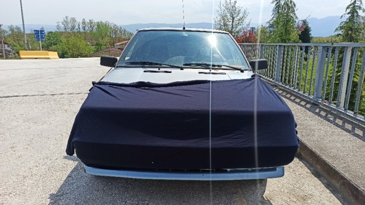 Korona Virüse Karşı Otomobiline Maske Taktı