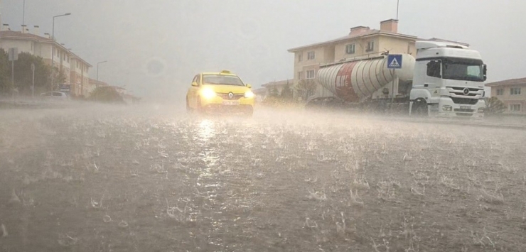 10 Dakikalık Yağmur Hayatı Felç Etti