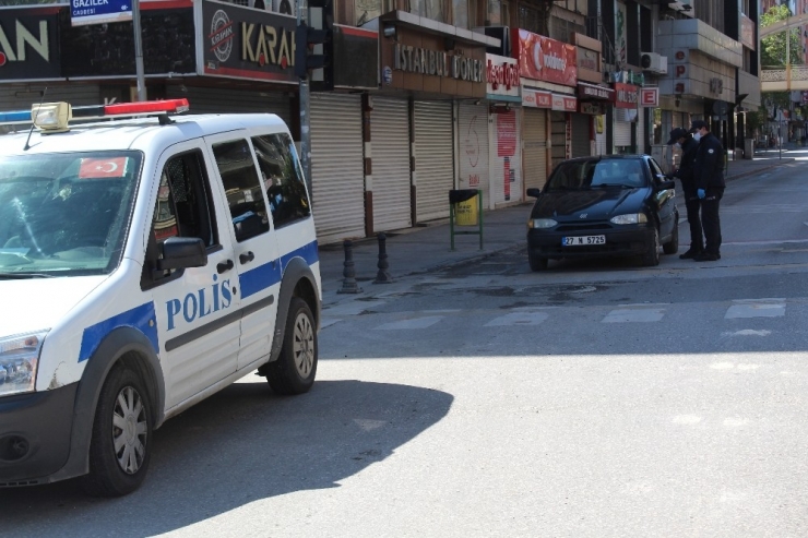 Polisten Yasağa Uymayanlara Sosyal Mesafeli Ceza