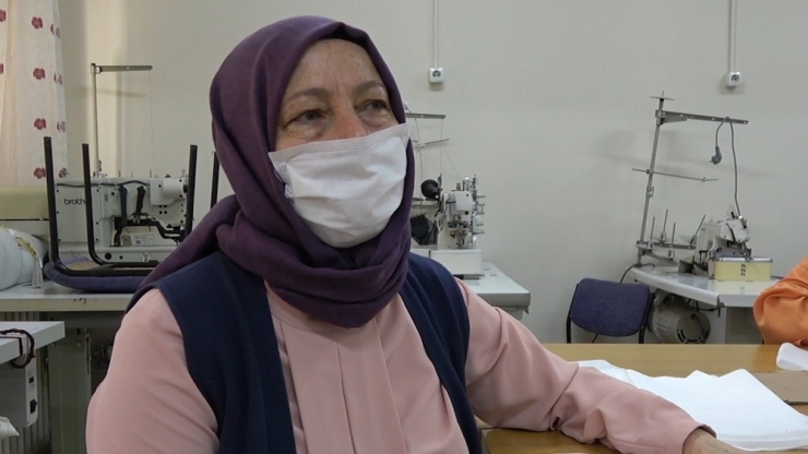 Gönüllü Kadınlar Maske Üretiyor