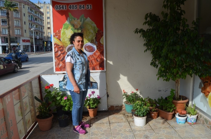 Çiçek Çalarken Güvenlik Kamerasına Yakalandı