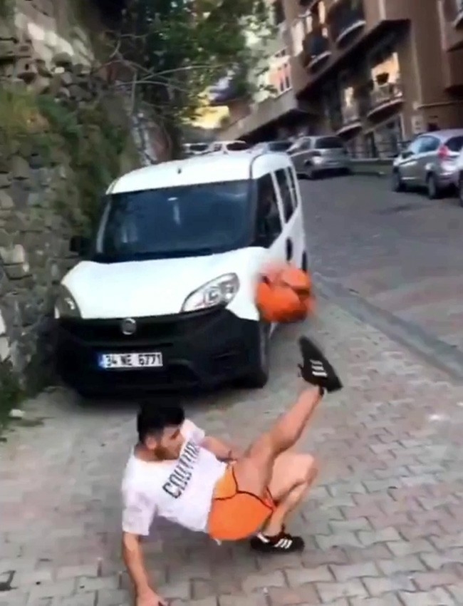 Kısıtlamayı Delip Top Oynayan Ve Halay Çeken Gençler Brandanın Altına Saklandı