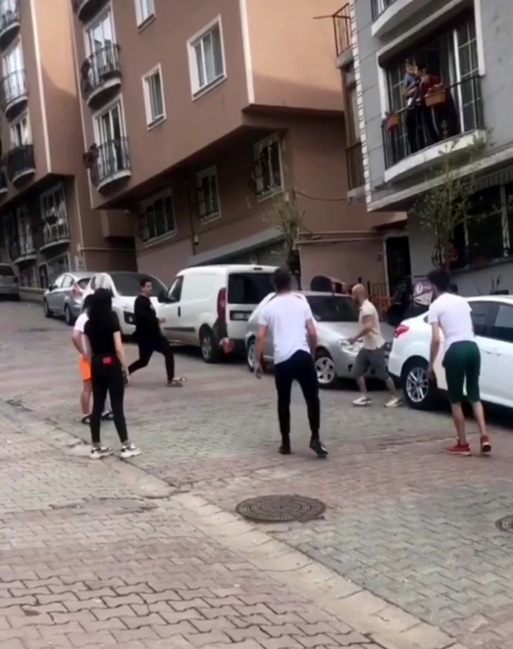 Kısıtlamayı Delip Top Oynayan Ve Halay Çeken Gençler Brandanın Altına Saklandı