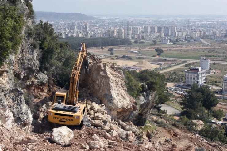 Masa Dağındaki Yol Yapımı İçin Kayalar Kesildi