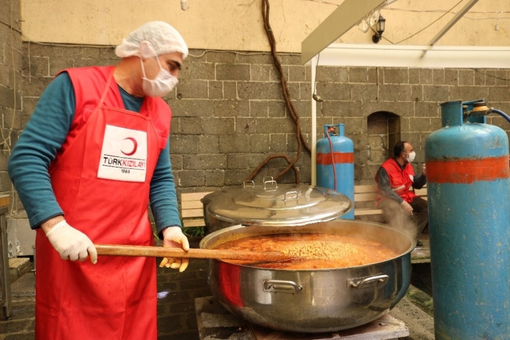 Kızılay Sur Şubesinden Her Gün 2 Bin Aileye Yemek Servisi
