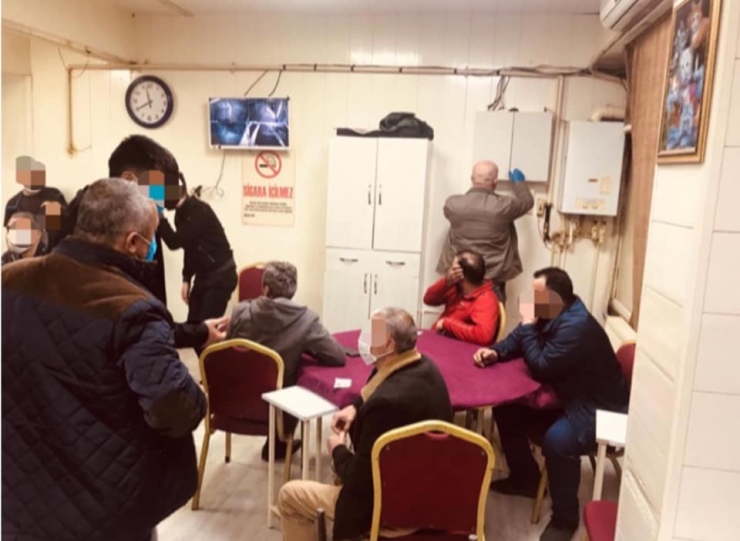 İş Yerinde Maskesiz Oyun Oynayan 15 Kişiye Para Cezası