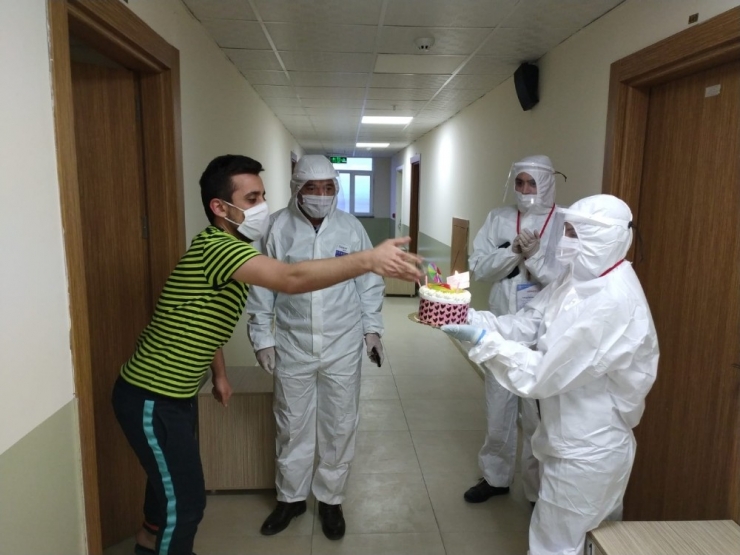 Kars’ta Karantinadaki Vatandaşlara Doğum Günü Sürprizi