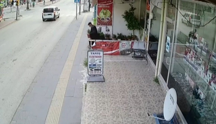 Çiçek Çalarken Güvenlik Kamerasına Yakalandı