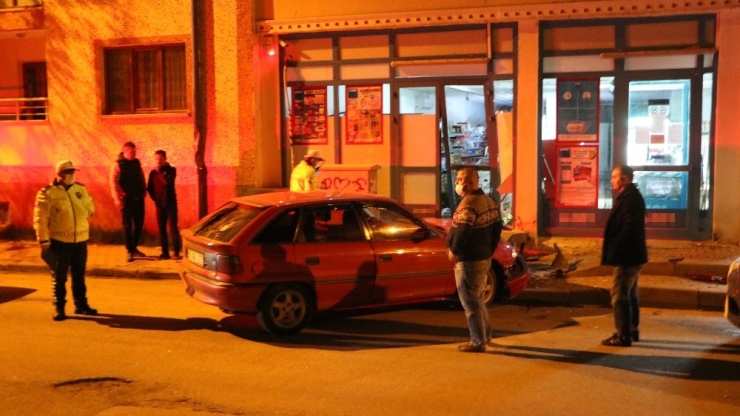 Otomobil Markete Daldı, O Anlar Güvenlik Kamerasına Yansıdı