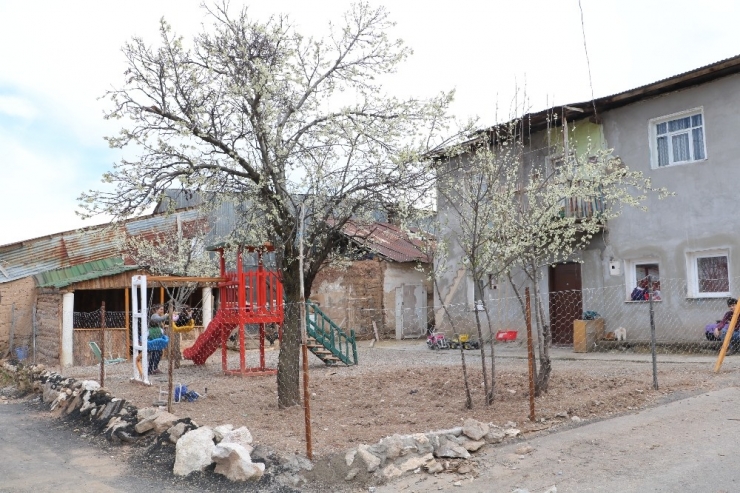 Sokağa Çıkamayan Çocukları İçin Evinin Bahçesine Park Kurdu