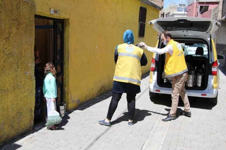 Sofralarından Sıcak Yemek Eksik Olmuyor
