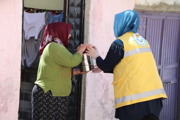 Sofralarından Sıcak Yemek Eksik Olmuyor