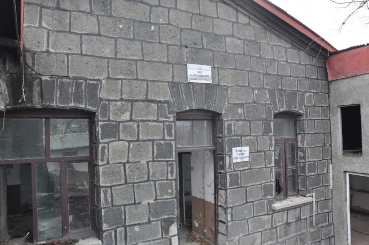 Stalin’in Kayınpederinin De Kaldığı Cezaevi Harabeye Döndü