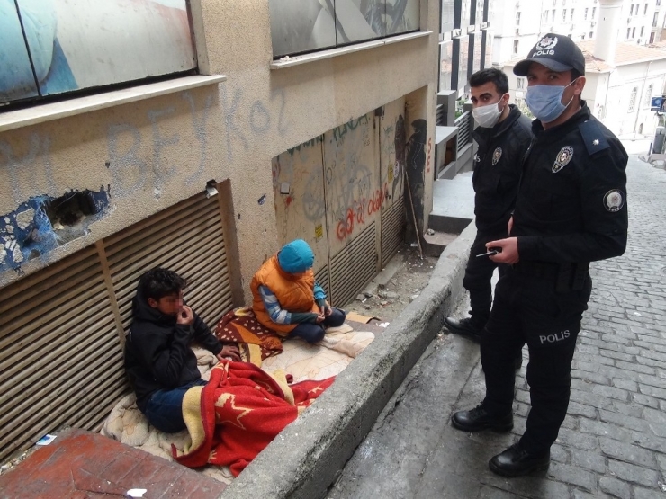 ‘Babam Dilendiriyor’ Diyen Çocuklara Polis Yardım Etti