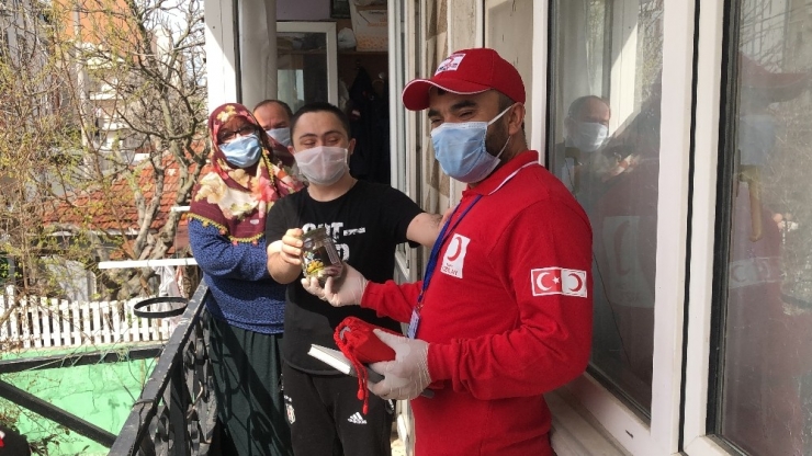 Down Sendromlu Genç Kumbarasını Kızılay’a Bağışladı