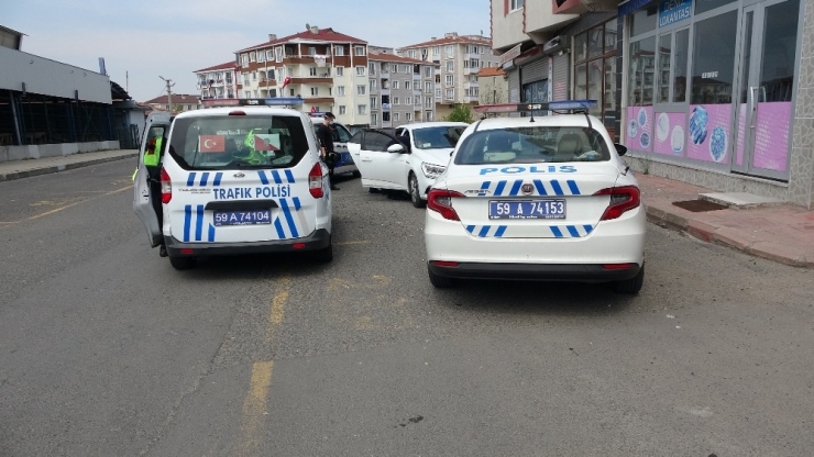 Sokağa Çıkma Kısıtlamasına Uymayan Sürücü Polisin Üzerine Sürerek Kaçmaya Çalıştı