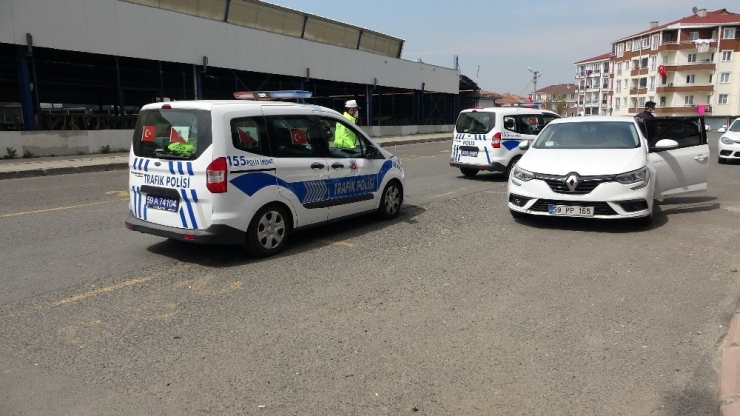 Sokağa Çıkma Kısıtlamasına Uymayan Sürücü Polisin Üzerine Sürerek Kaçmaya Çalıştı