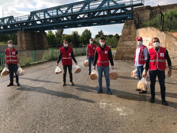 Kızılay’dan İftarda Su Ve Ekmek İkramı