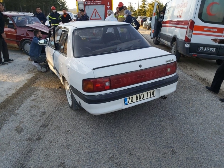 Uşak’ta İki Otomobil Kafa Kafaya Çarpıştı: 1 Yaralı