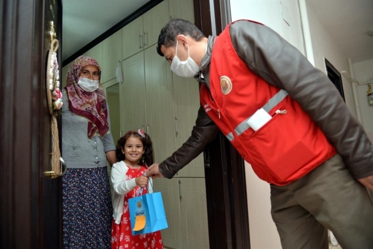 Vefa Sosyal Destek Grubu Çalışanlarının Çocuklarına Validen Hediye