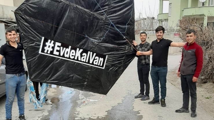 Dev Uçurtmayla ‘Evde Kal’ Çağrısı