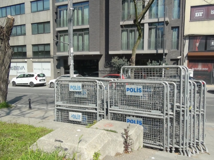 1 Mayıs Öncesi Taksim’e Bariyerler Getirildi