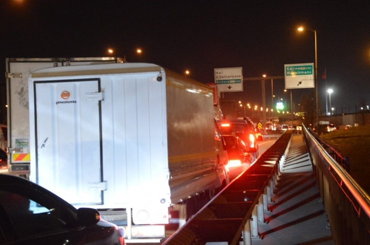 4 Günlük Sokağa Çıkma Kısıtlaması Sona Erdi, Bayrampaşa Halinde Uzun Araç Kuyrukları Oluştu