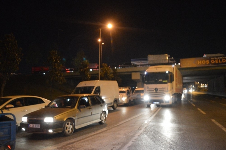 4 Günlük Sokağa Çıkma Kısıtlaması Sona Erdi, Bayrampaşa Halinde Uzun Araç Kuyrukları Oluştu