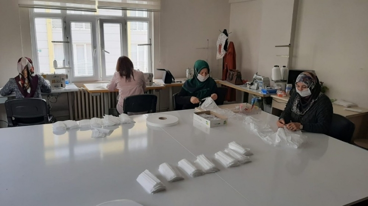 Usta Öğreticiler İl Özel İdaresi İçin Maske Üretiyor