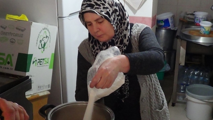 Sandıklı’da Ramazan’ın Vazgeçilmez Tatlısı ’Vişneli Ekmek Kadayıfı’