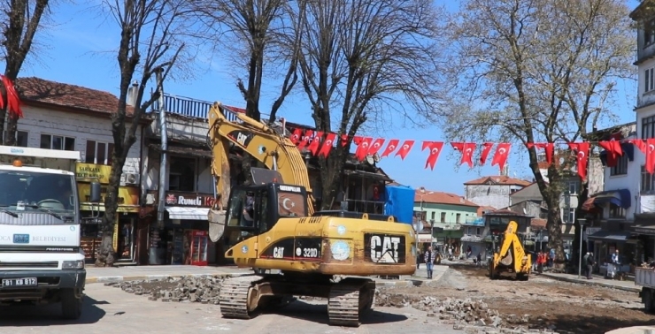 Akçakoca’nın Meydana Sil Baştan Yenileniyor